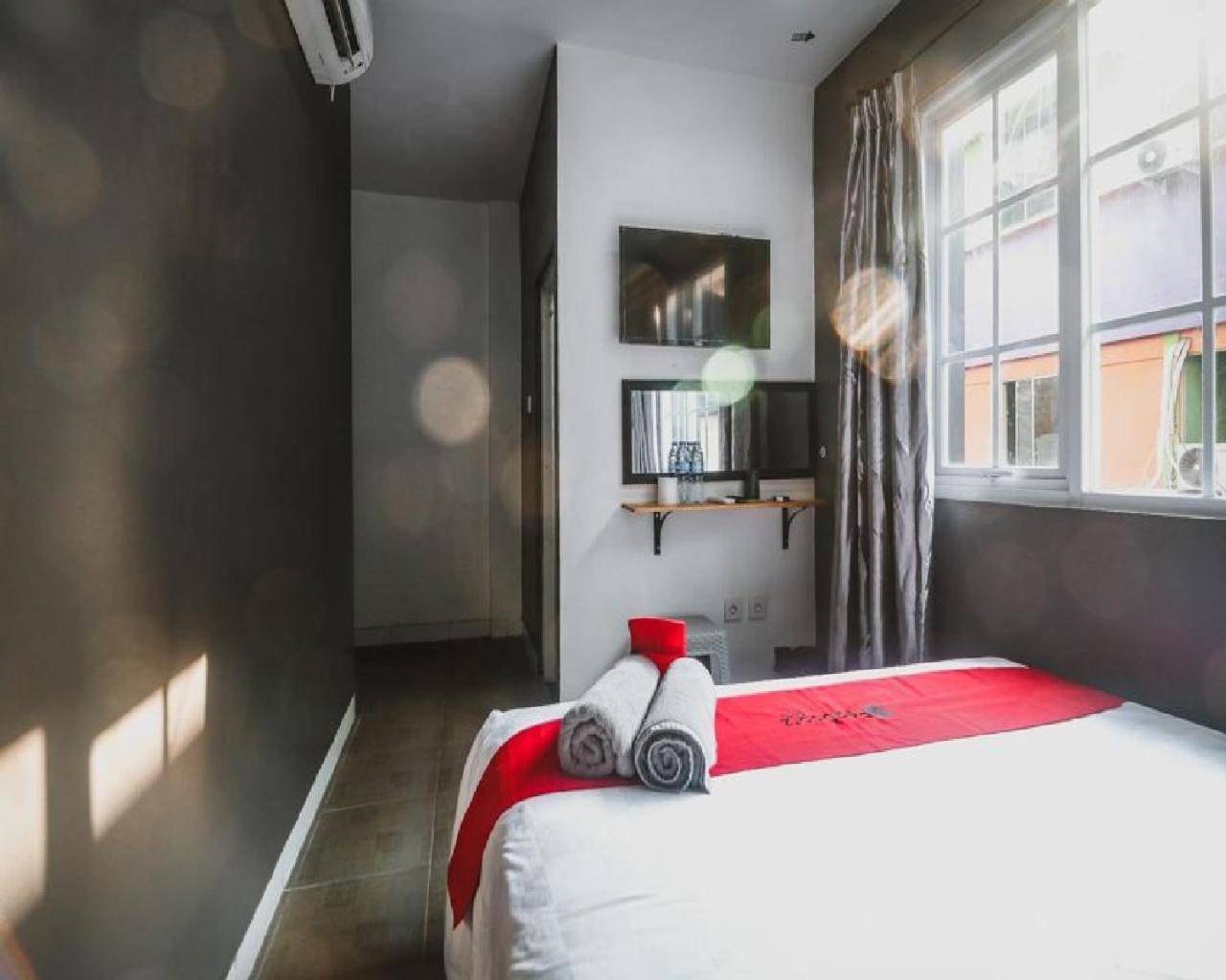 Wisma tamu Reddoorz Near Lokasari Square 2*